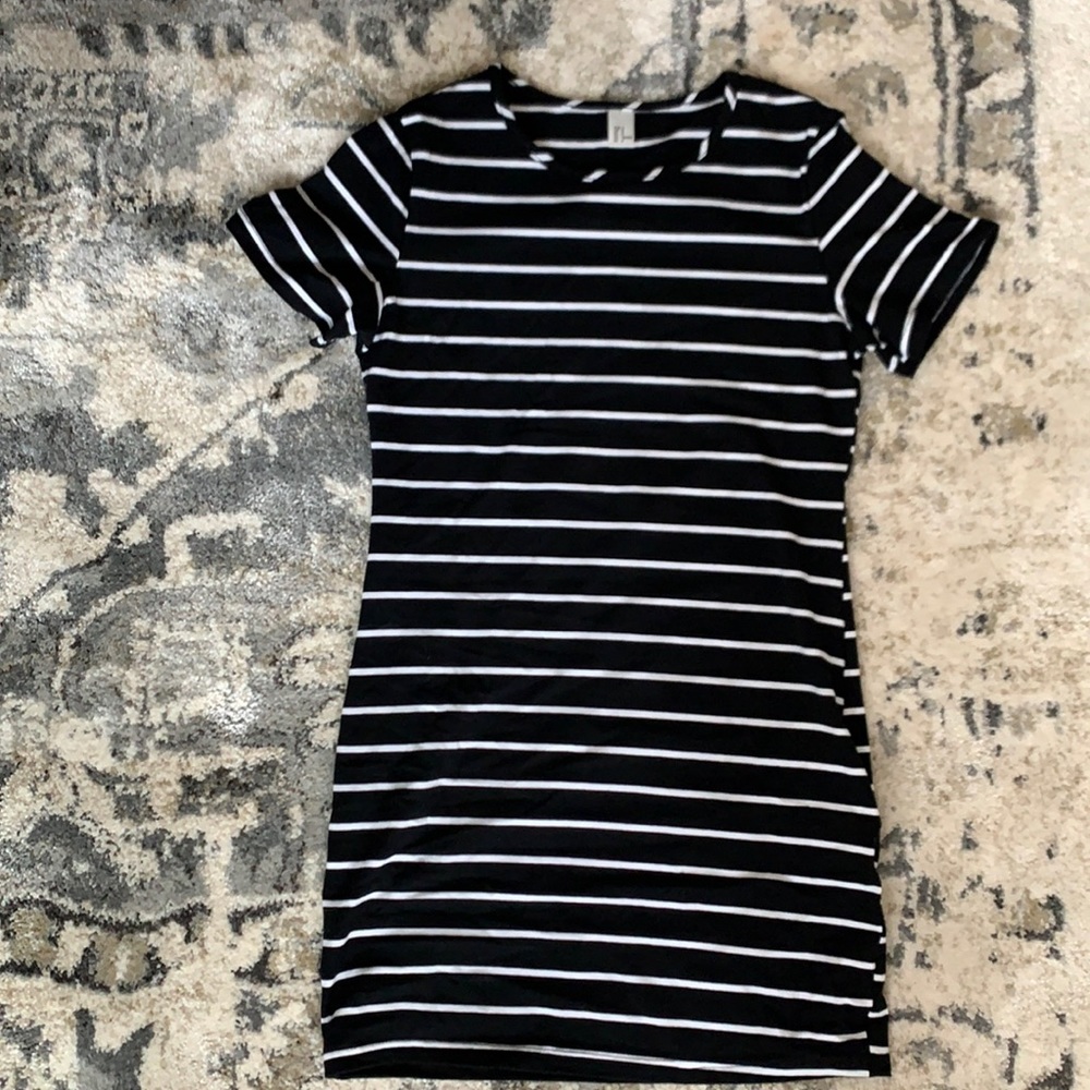 Short sleeve black and white dress